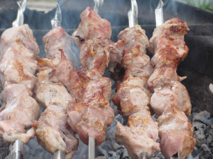 обоя еда, шашлык, барбекю, угли, шампуры, дымок, мясо