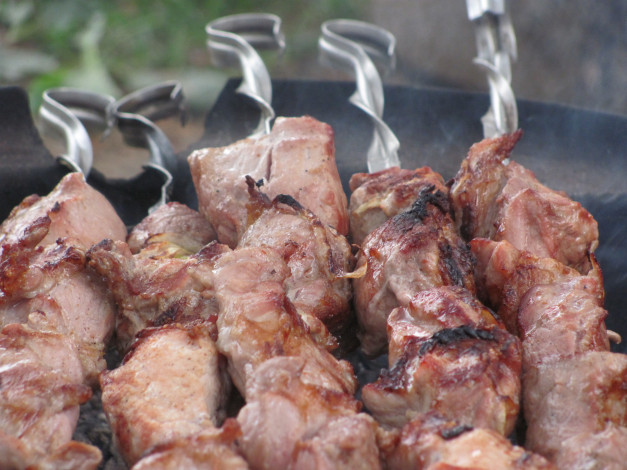 Обои картинки фото еда, шашлык, барбекю, шампуры, готовый, шашлычок, под, коньячок
