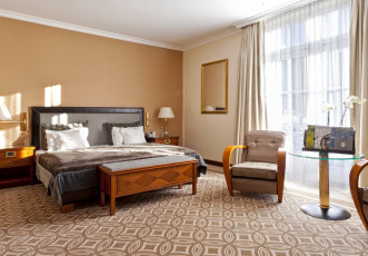 Картинка интерьер спальня окно кресло подушки кровать