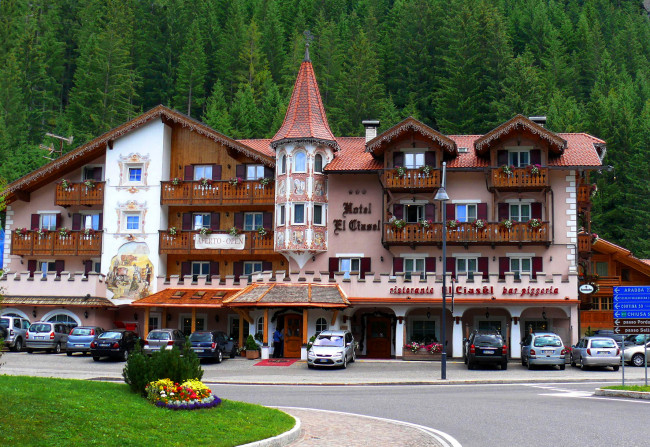 Обои картинки фото италия, канацеи, города, здания, дома, дом, машины, клумба, лес