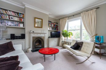 Картинка интерьер гостиная столик диван камин