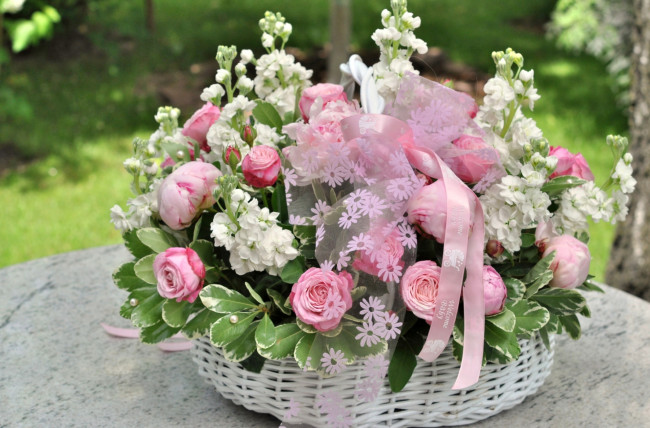 Обои картинки фото цветы, букеты,  композиции, розы, корзина, пионы
