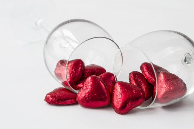 Обои картинки фото еда, конфеты,  шоколад,  сладости, бокал, сердце