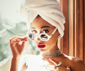 Картинка девушки ariana+grande окно ожерелье лицо очки тюрбан