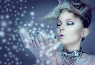 Картинка девушки -unsort+ лица +портреты модель блондинка лицо макияж ожерелье руки блестки креатив