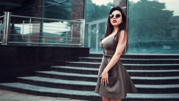 Картинка девушки -unsort+ брюнетки темноволосые солнцезащитные очки длинные волосы женщины на открытом воздухе брюнетка платье sergey krys wallhaven стоя маникюр декольте красная помада лестницы