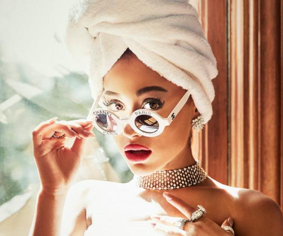 Обои картинки фото девушки, ariana grande, окно, ожерелье, лицо, очки, тюрбан