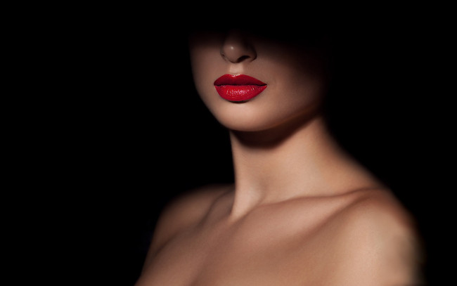 Обои картинки фото девушки, -unsort , лица,  портреты, темный, фон, крупно, губы