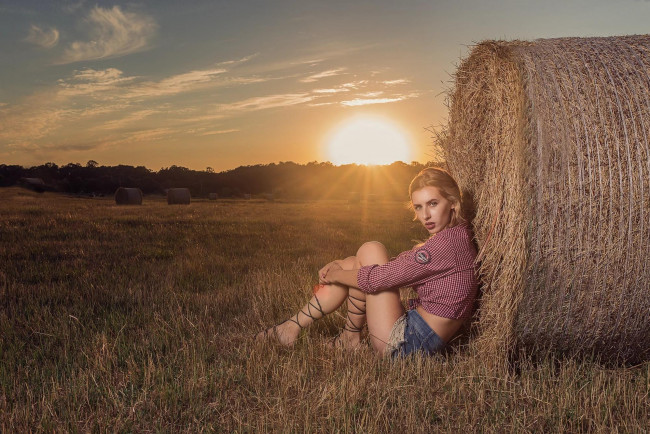 Обои картинки фото девушки, -unsort , блондинки,  светловолосые, поле, облака, рубашка, шорты, небо, заря, сено
