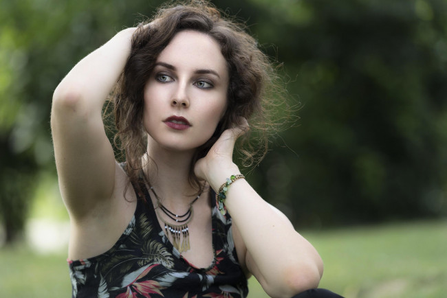 Обои картинки фото девушки, -unsort , брюнетки, темноволосые, лицо, ожерелье, шатенка, браслет, linda