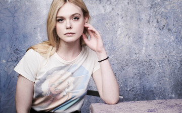 Картинка девушки elle+fanning футболка стол блондинка актриса