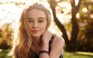 Картинка девушки sabrina+carpenter парк лицо актриса блондинка