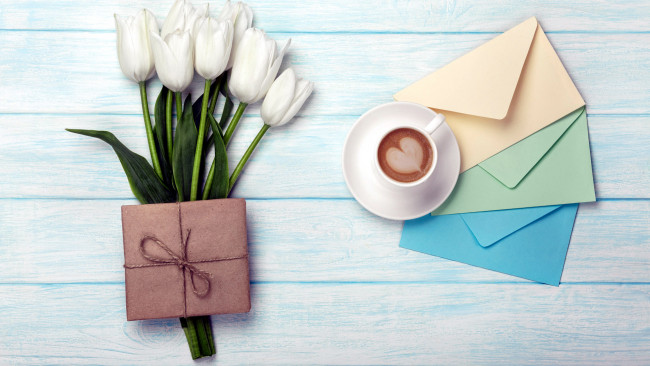 Обои картинки фото праздничные, подарки и коробочки, подарок, кофе, конверты, тюльпаны