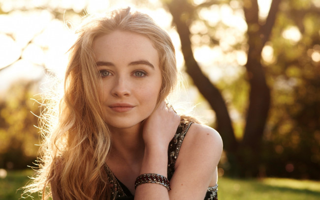 Обои картинки фото девушки, sabrina carpenter, парк, лицо, актриса, блондинка