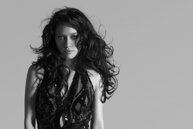 Обои картинки фото девушки, hilary duff, актриса, черно-белая, платье, брюнетка