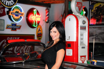 Картинка девушки denise+milani брюнетка машина реклама