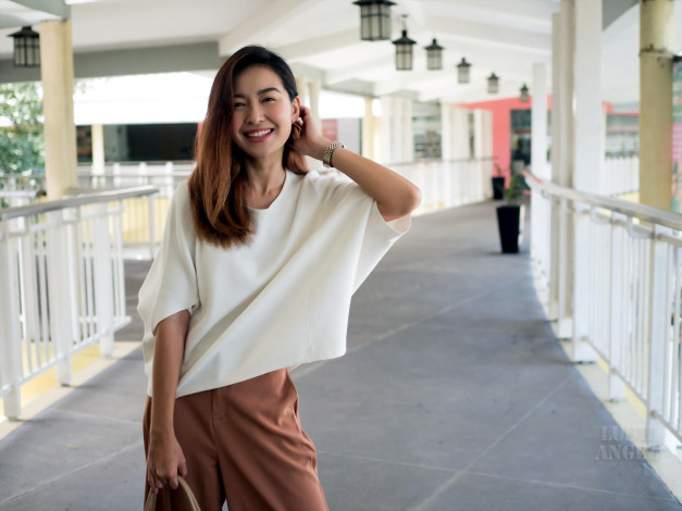 Обои картинки фото девушки, - азиатки, шатенка, топ, брюки