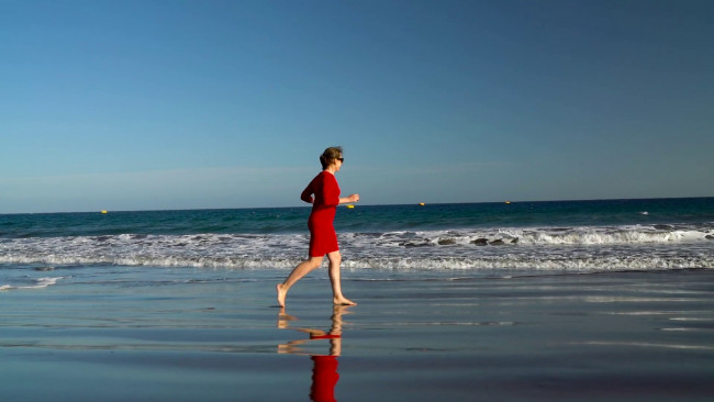 Обои картинки фото девушки, - брюнетки,  шатенки, шатенка, очки, платье, берег, море