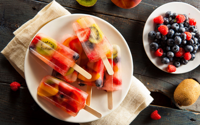 Обои картинки фото еда, мороженое,  десерты, киви, черника, малина