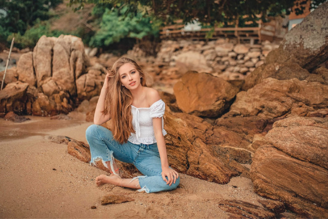 Обои картинки фото девушки, - рыжеволосые и разноцветные, камни, поза, блузка