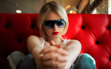 Картинка девушки -+блондинки +светловолосые блондинка очки диван
