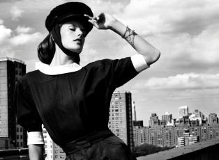обоя девушки, alessandra ambrosio, черно-белая, модель, фуражка, наряд, город, панорама