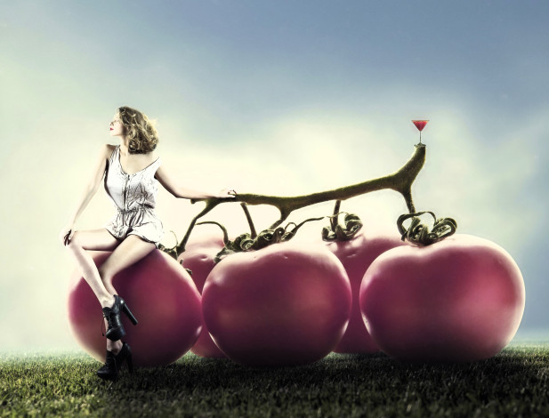 Обои картинки фото девушки, - креатив,  косплей, блондинка, наряд, каблуки, помидоры, ветка, лужайка