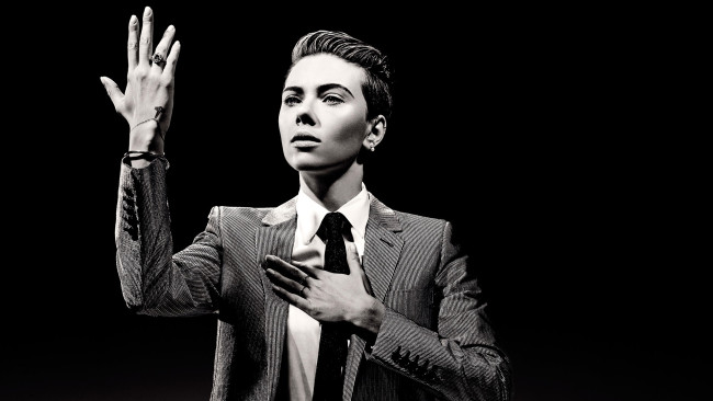 Обои картинки фото девушки, scarlett johansson, актриса, черно-белая, украшения, костюм