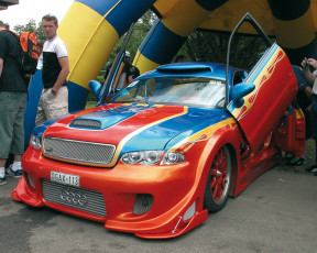 Картинка автомобили выставки уличные фото