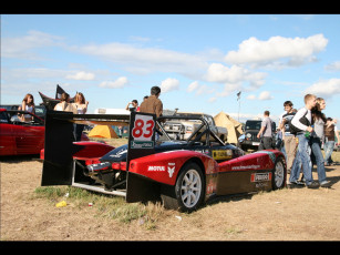 Картинка автомобили выставки уличные фото