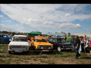 Картинка автомобили выставки уличные фото