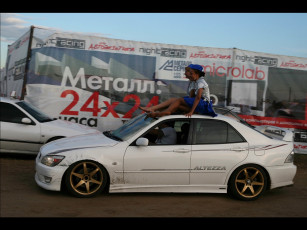 Картинка автомобили выставки уличные фото