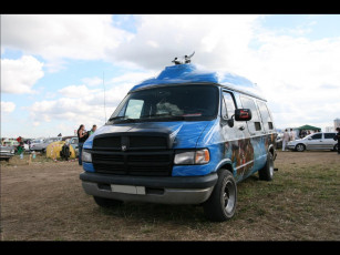 Картинка автомобили выставки уличные фото