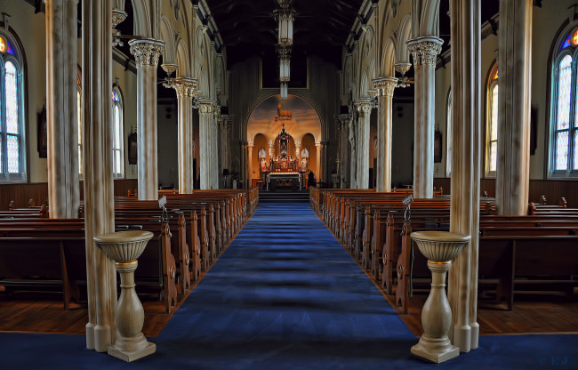 Обои картинки фото интерьер, убранство, роспись, храма, зал, скамейки