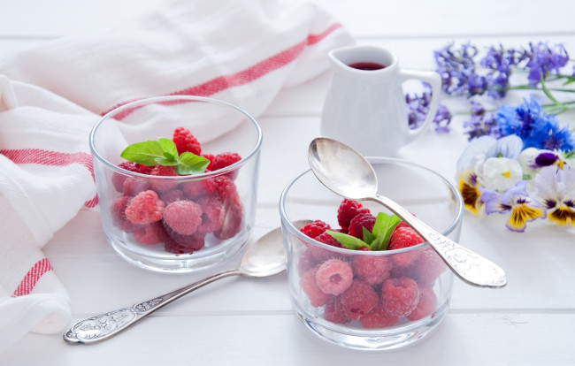 Обои картинки фото еда, малина, стаканы, мята, ложки, цветы, виола, ягоды