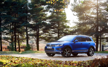 Картинка автомобили volkswagen деревья площадка синий touareg