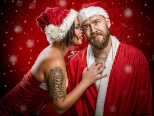 Картинка праздничные дед+мороз +санта+клаус снегурочка девушка тату красный фон