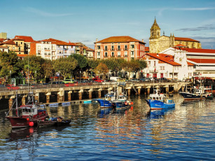 Картинка испания корабли катера деревья здания машины водоем