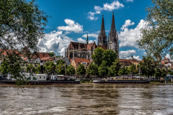 Картинка города -+католические+соборы +костелы +аббатства река