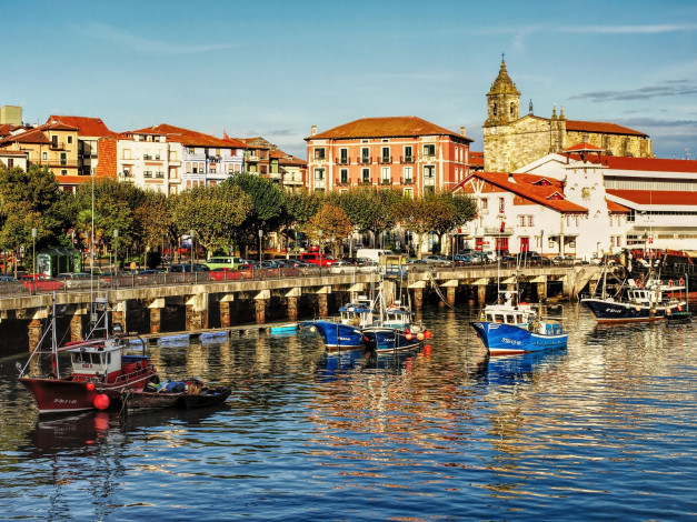 Обои картинки фото испания, корабли, катера, деревья, здания, машины, водоем