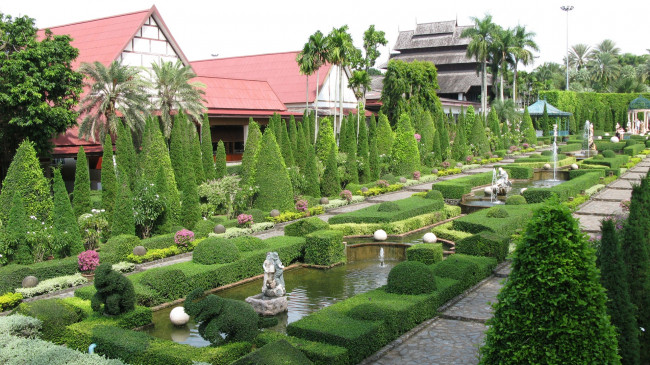 Обои картинки фото таиланд, города, - улицы,  площади,  набережные, здания, кустарники, скульптуры, фонтан