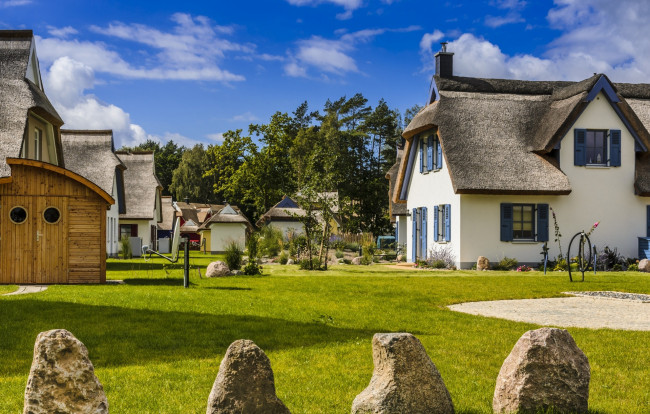 Обои картинки фото германия, города, - улицы,  площади,  набережные, деревья, облака, здания, газон, камни