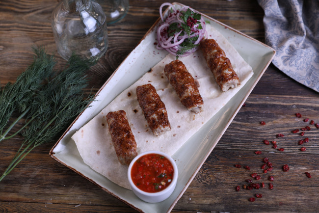 Обои картинки фото еда, мясные блюда, котлетки, соус, кетчуп, зелень