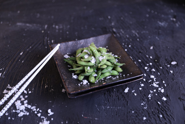 Обои картинки фото еда, разное, тарелка, палочки, фасоль