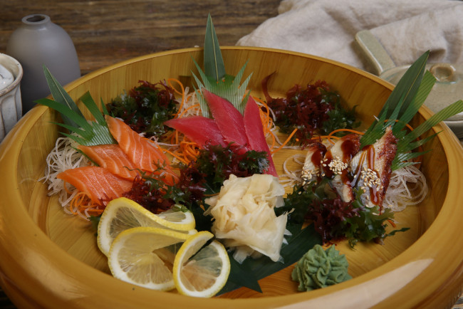 Обои картинки фото еда, рыба,  морепродукты,  суши,  роллы, имбирь, зелень, морковь, фунчоза