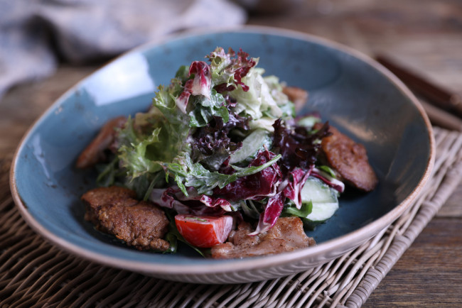 Обои картинки фото еда, салаты,  закуски, закуска, зелень, мясо, салат