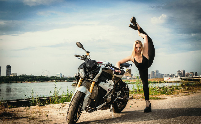 Обои картинки фото мотоциклы, мото с девушкой, девушки