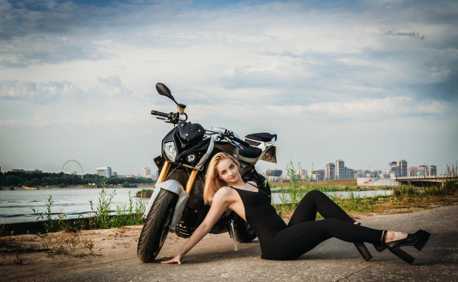 Обои картинки фото мотоциклы, мото с девушкой, девушки