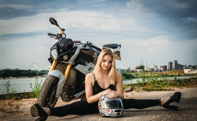 Обои картинки фото мотоциклы, мото с девушкой, девушки