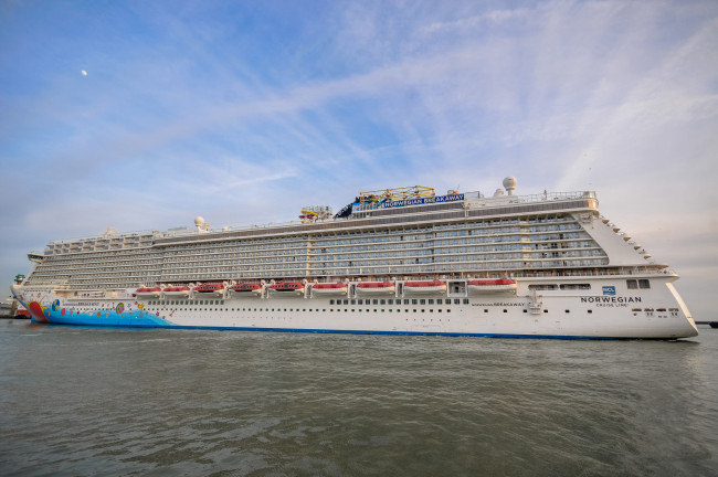 Обои картинки фото norwegian breakaway, корабли, лайнеры, круиз, лайнер